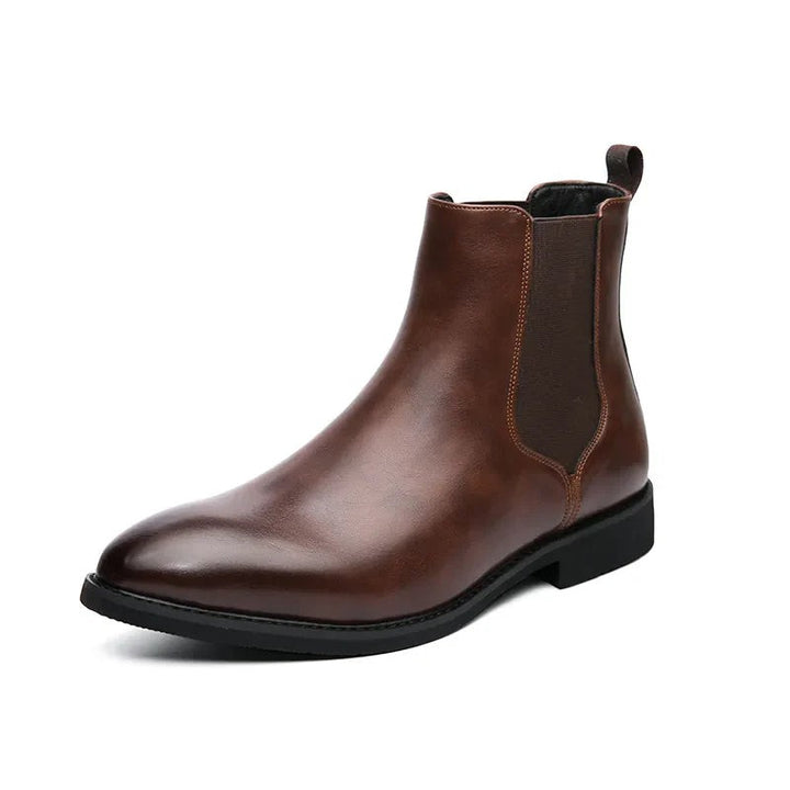 Brauner Chelsea Lederstiefel mit elastischem Einsatz, schräge Ansicht