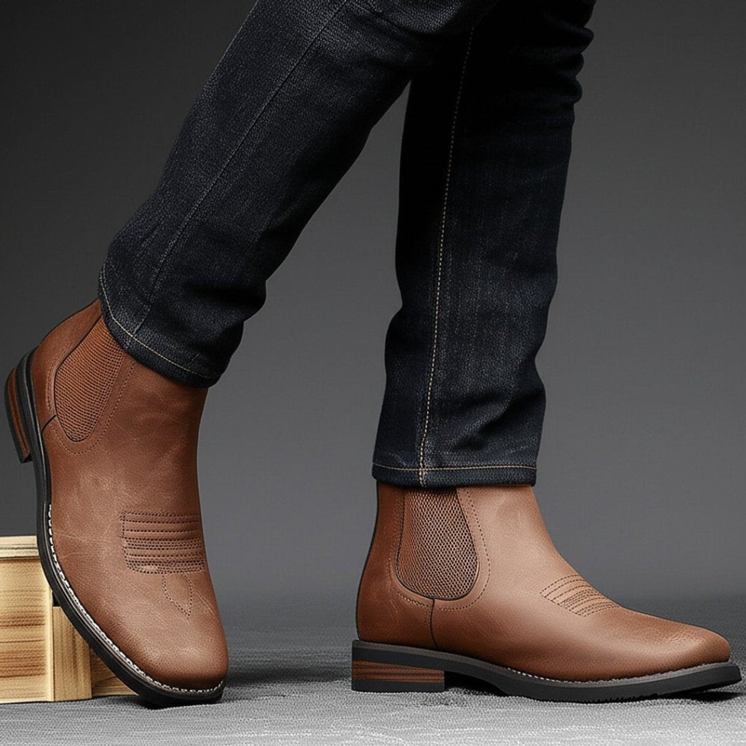 Herren Chelsea Stiefeletten in Braun kombiniert mit dunkler Jeans
