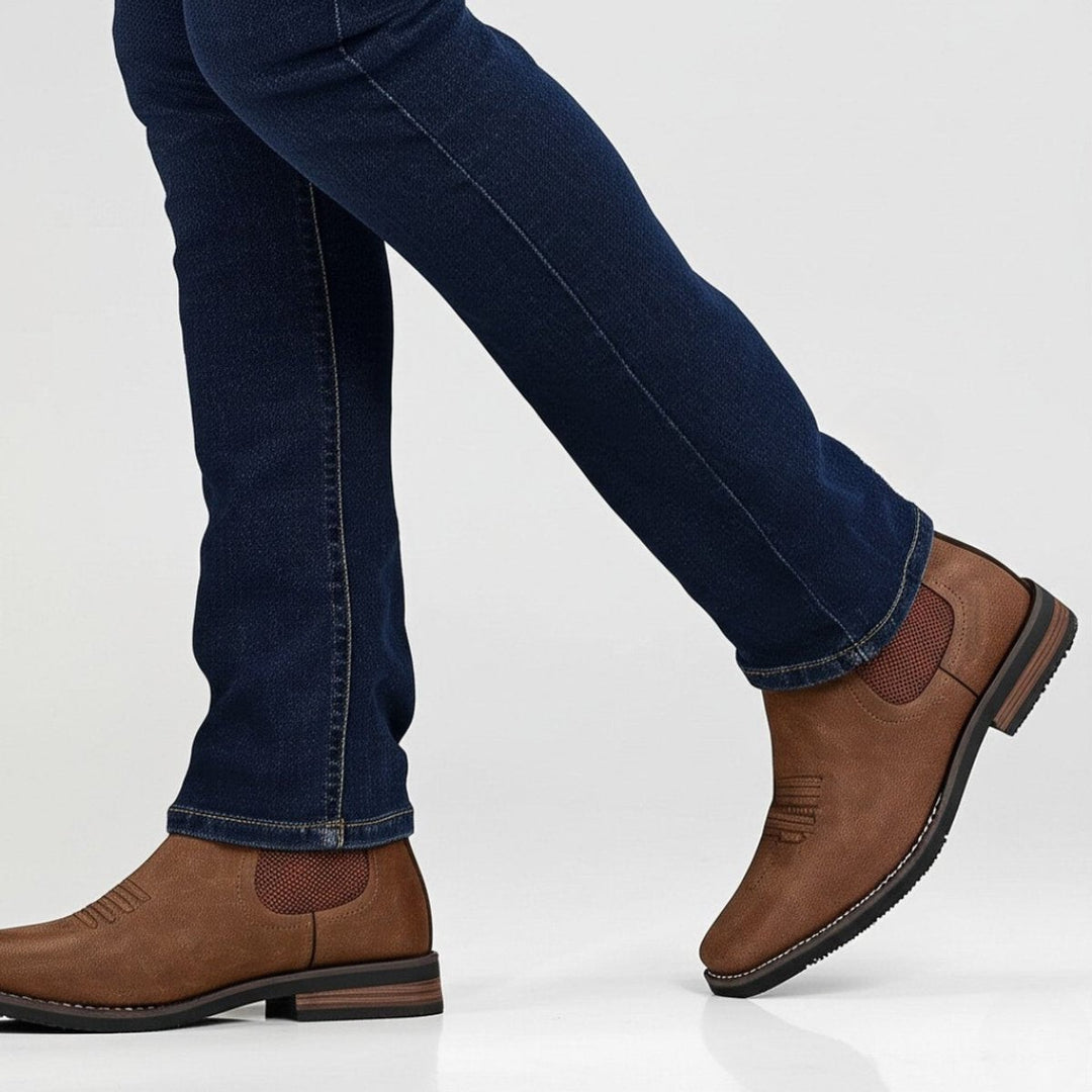Braune Slip-on Stiefeletten Herren im Gehen, seitliche Ansicht