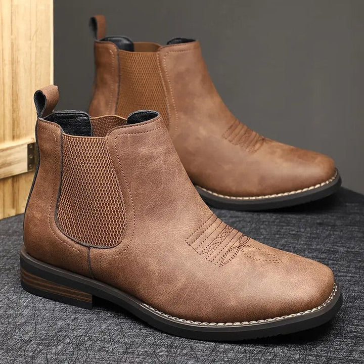 Zwei braune Chelsea Boots aus Kunstleder mit strukturierter Sohle