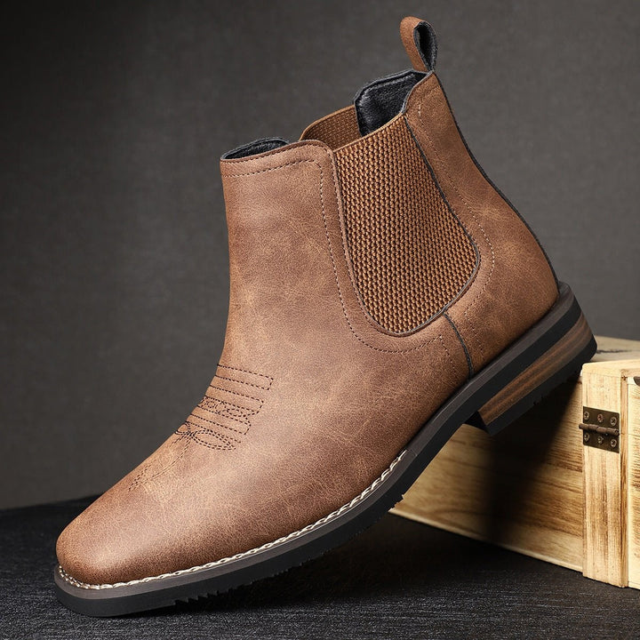 Braune Slip-on Stiefeletten Herren, seitliche Nahaufnahme
