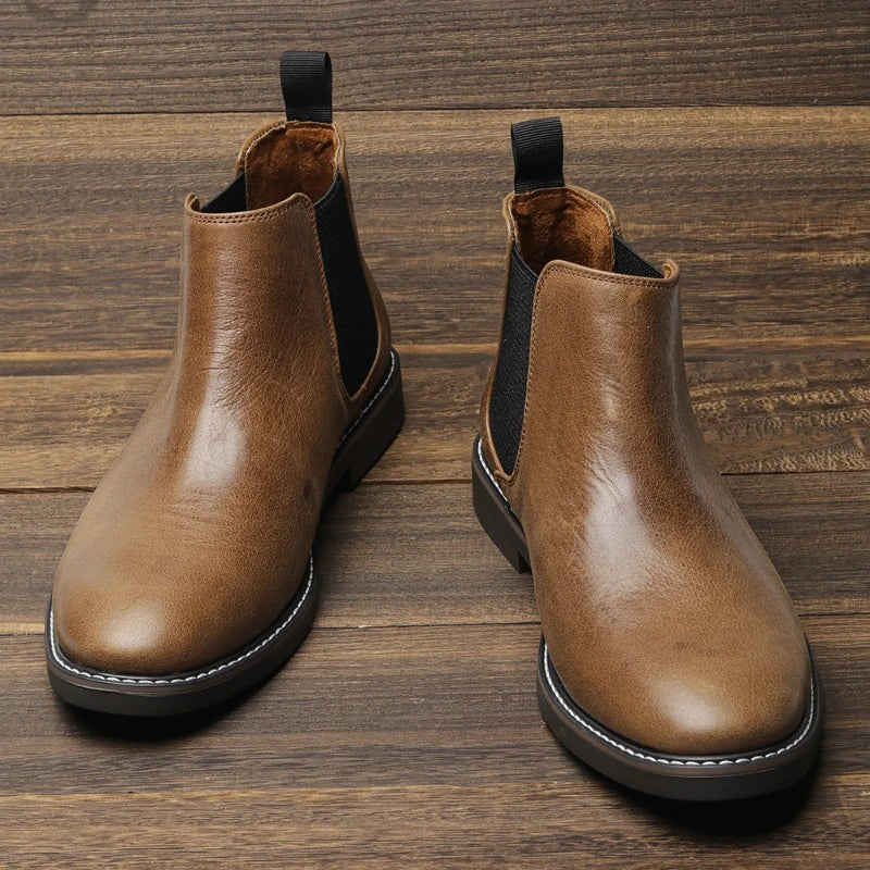Braune Chelsea-Stiefeletten aus Leder mit dezenter Naht und Zugschlaufe