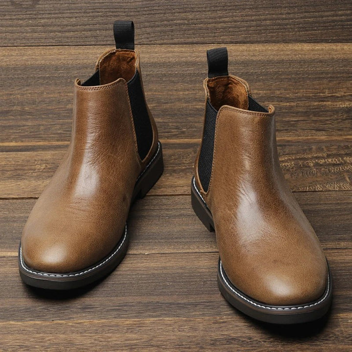 Braune Chelsea-Stiefeletten aus Leder mit dezenter Naht und Zugschlaufe