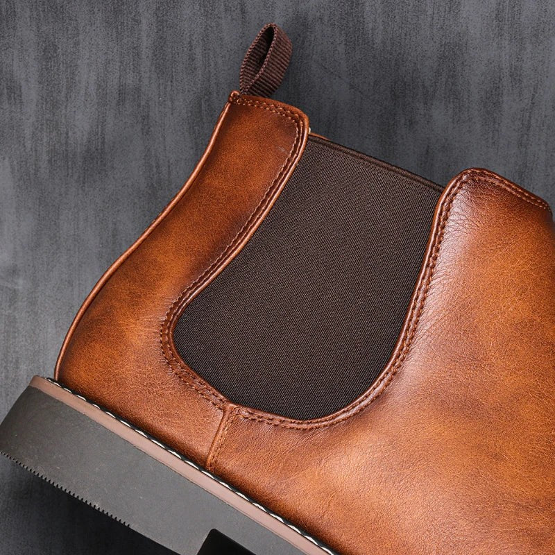 Detailansicht braune Chelsea-Boots mit elastischem Seiteneinsatz aus Leder