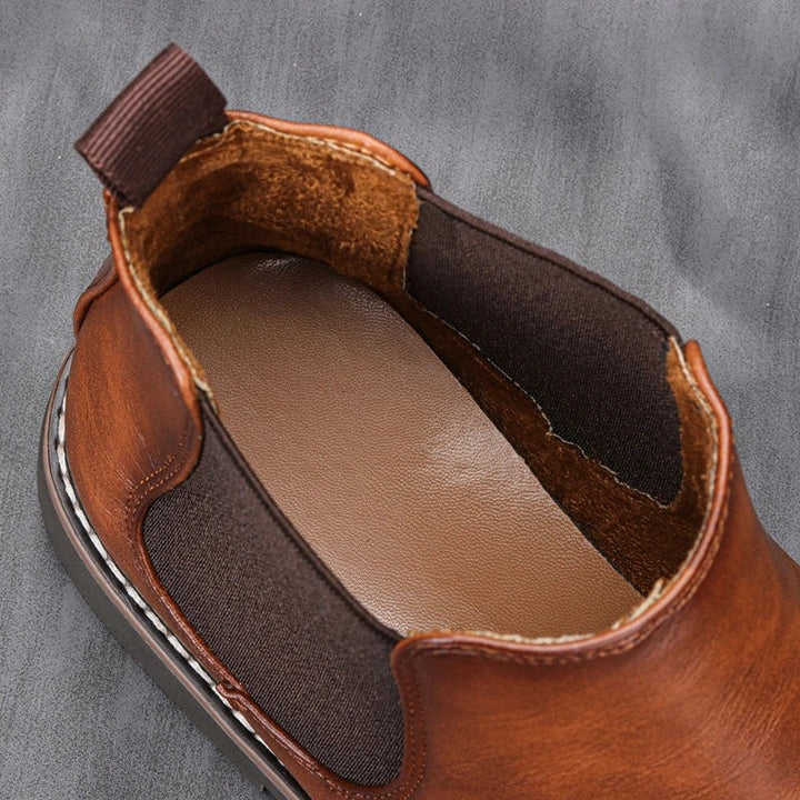 Nahaufnahme Innenfutter und Schaft brauner Leder-Chelsea-Stiefeletten
