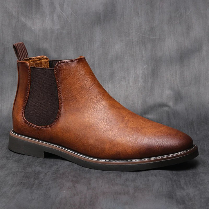 Cognacfarbene Chelsea-Boots aus Leder in seitlicher Profilansicht