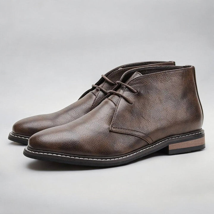 Dunkelbraune Herren Chukka Boots mit klassischer Schnürung und Kontrastsohle