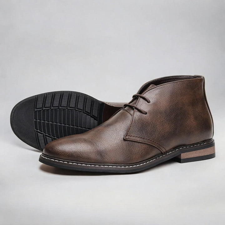 Braune Chukka Boots mit profilierter Gummisohle im Detail gezeigt