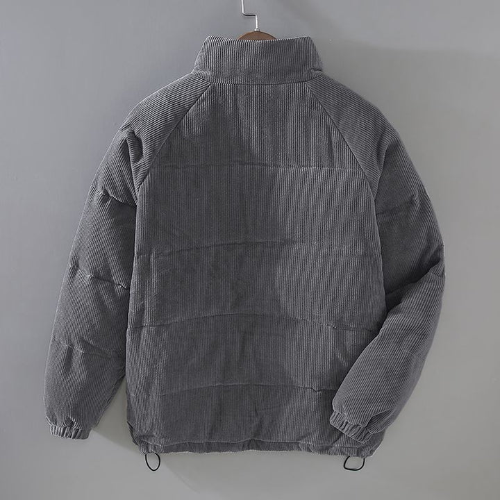 Rückansicht einer grauen Cord-Winterjacke mit Kordelzug am Saum