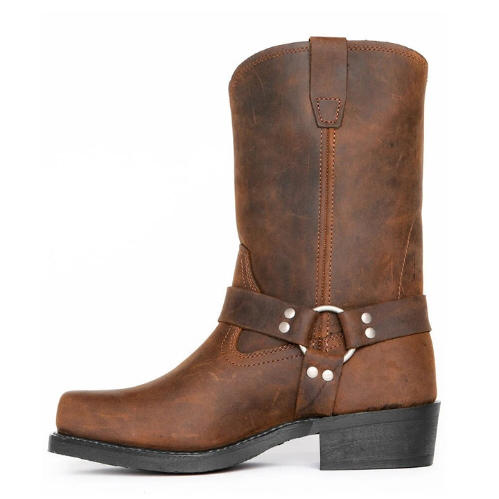 Braune Harness-Cowboystiefel aus Leder mit Riemen und silbernen Nieten