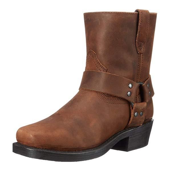 Braune Cowboystiefel schräg von vorne mit Harness-Riemen und Absatz