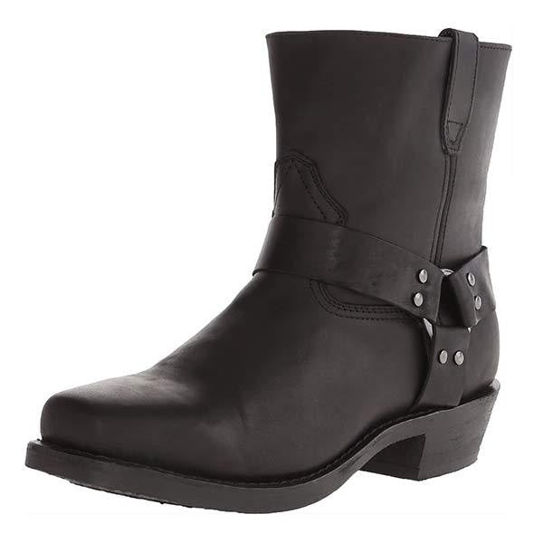 Schwarzer Western-Stiefel schräg von vorne mit Nietenriemen