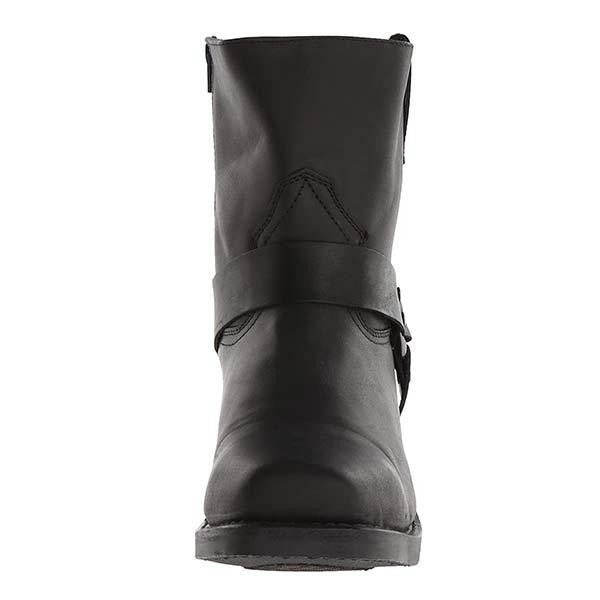 Frontansicht schwarzer Cowboystiefel mit Harness-Riemen und Nieten