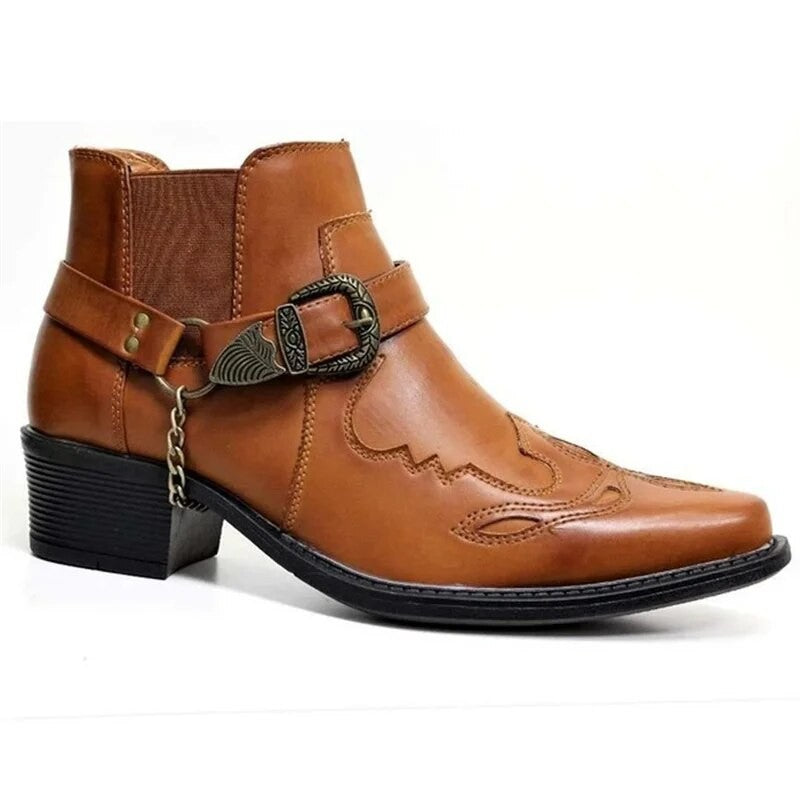 Cognacfarbener Lederstiefel im Westernstil mit Ketten- und Schnallendetail