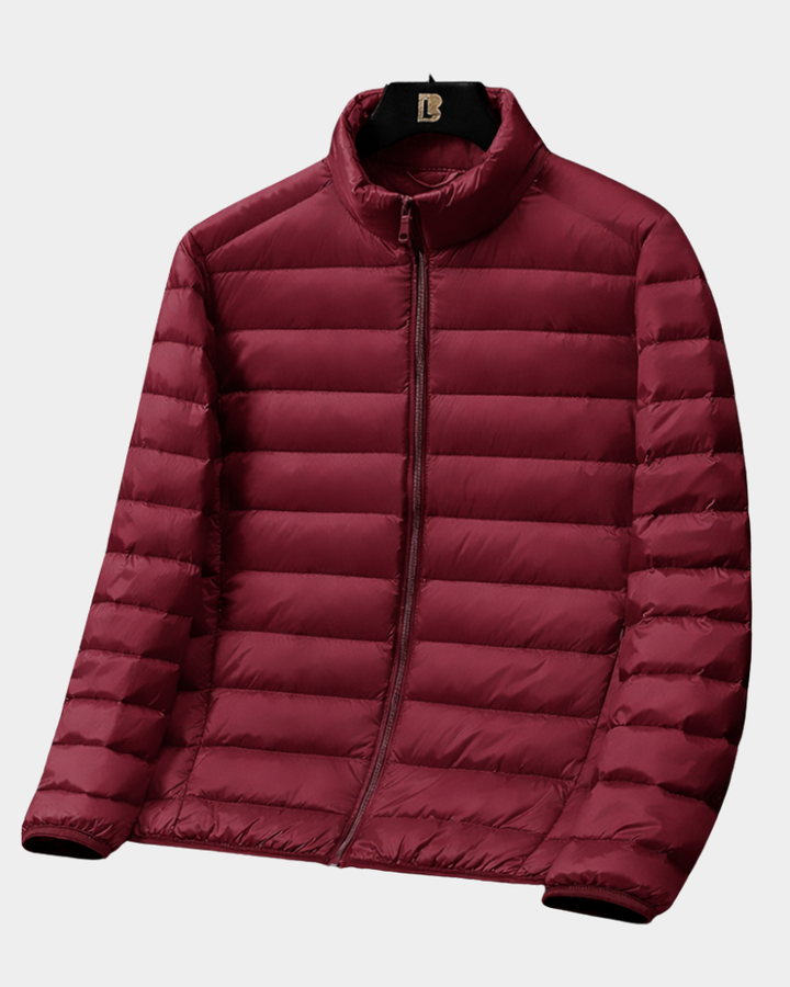 Weinrote Daunenjacke mit Stehkragen und schlanker Steppoptik