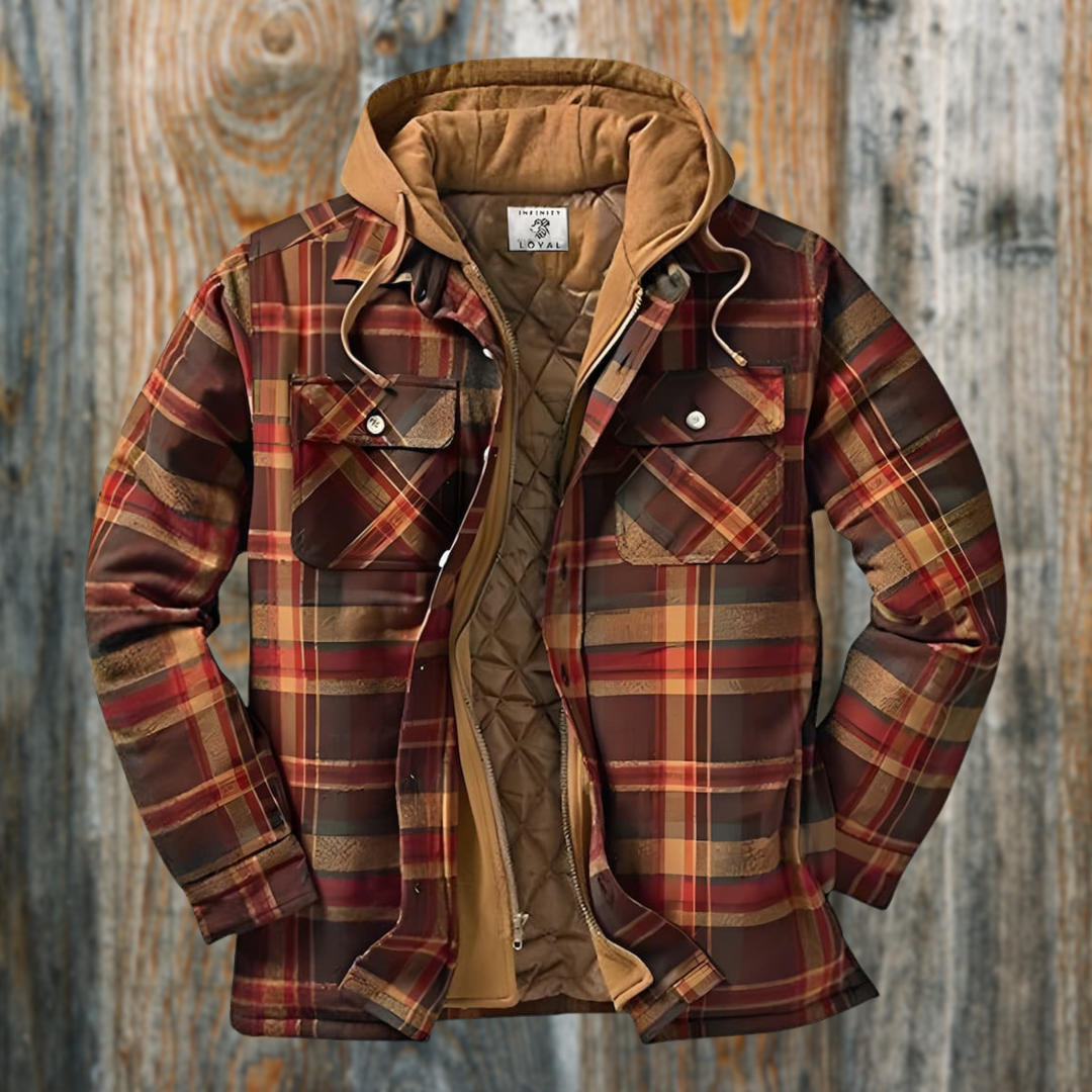 Braune Flanellhemdjacke mit Karomuster und Kapuze vor rustikalem Holzhintergrund