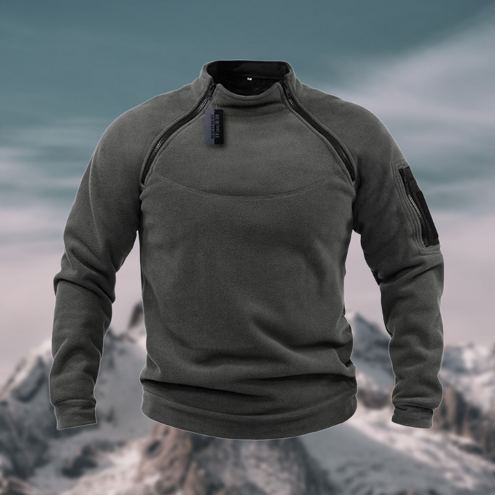 Anthrazitfarbener Herren-Fleecepullover mit Stehkragen vor Bergkulisse