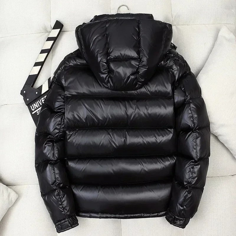 Schwarze Steppjacke mit Kapuze, glänzendes Material, Rückenansicht