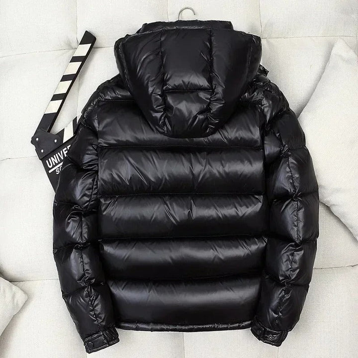 Schwarze Steppjacke mit Kapuze, glänzendes Material, Rückenansicht
