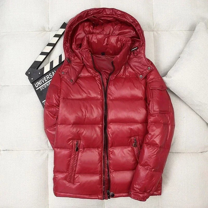 Rote Steppjacke mit Kapuze und Reißverschluss, glänzende Oberfläche
