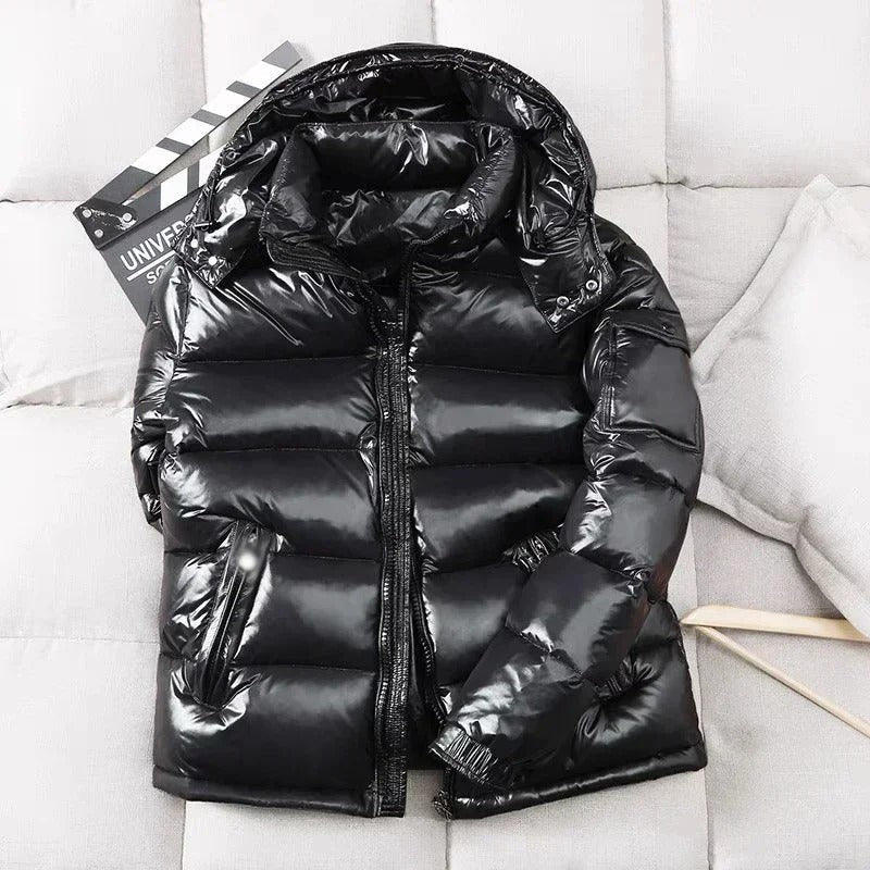 Schwarze glänzende Winterjacke mit Kapuze, gesteppt, Vorderansicht