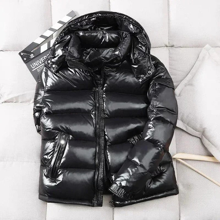 Schwarze glänzende Winterjacke mit Kapuze, gesteppt, Vorderansicht