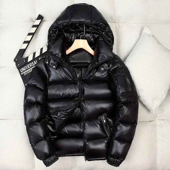 Schwarze glänzende Daunenjacke mit Kapuze auf Kleiderbügel