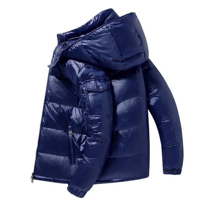 Dunkelblaue Steppjacke mit Kapuze, glänzender Stoff, Seitenansicht