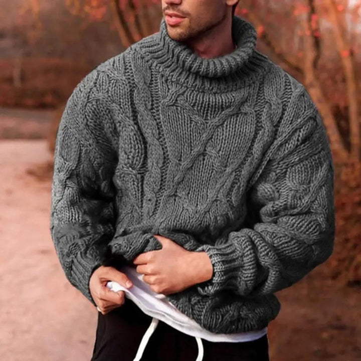 Grauer Herren-Rollkragenpullover aus grobem Strick mit auffälligem Zopfmuster
