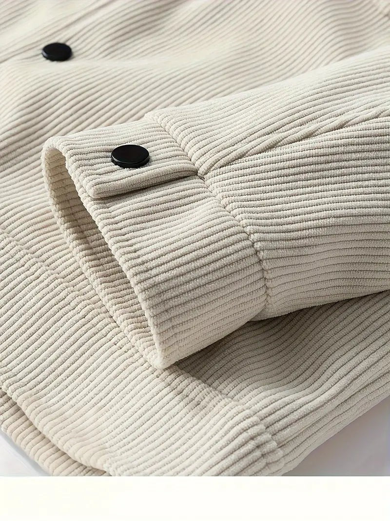Detailansicht des Ärmelbündchens mit Cordstruktur und schwarzem Knopf