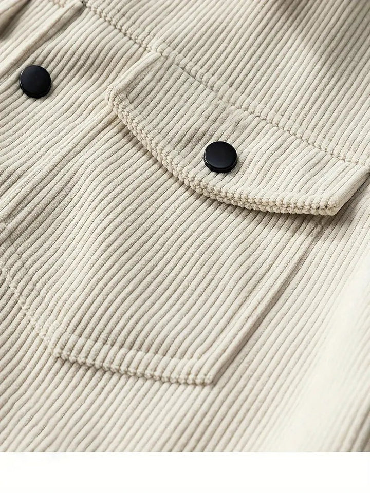 Nahaufnahme der Brusttasche mit Druckknöpfen an Cordjacke