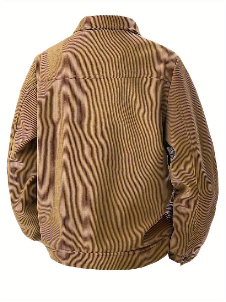 Rückansicht der braunen Cord-Hemdjacke mit Rippenstruktur
