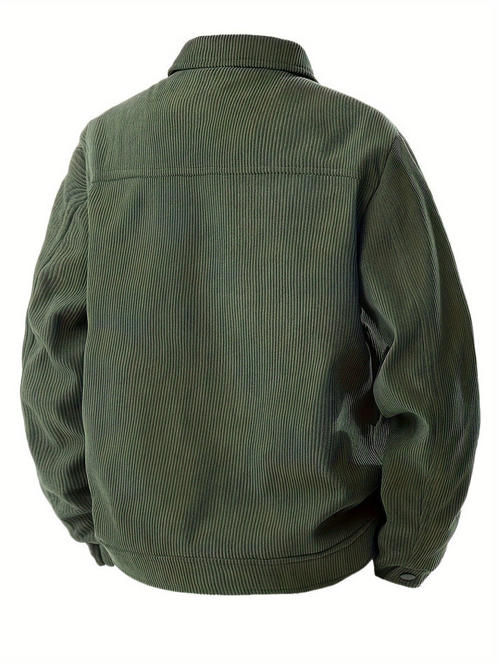 Rückansicht der olivgrünen Cord-Hemdjacke aus Herrenkollektion