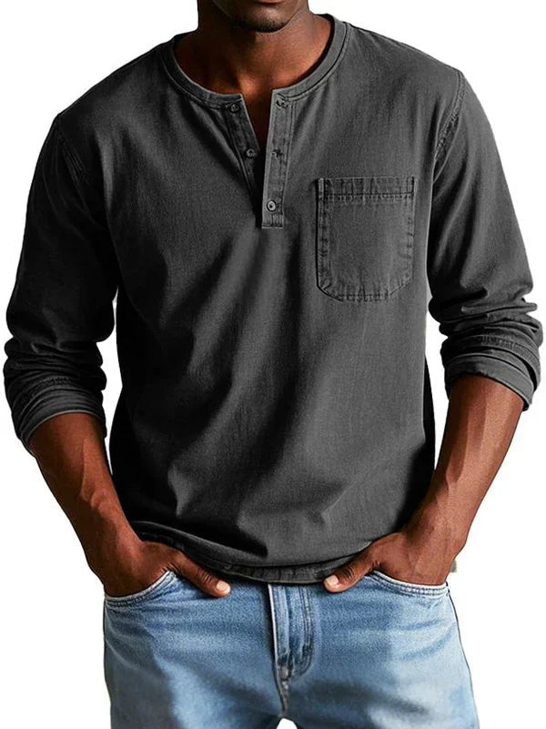 Dunkelgraues Henleyshirt mit Brusttasche im lässigen Used-Look