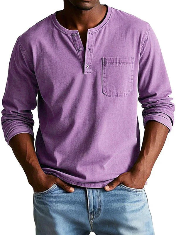 Fliederfarbenes Henleyshirt mit Knopfleiste und aufgesetzter Brusttasche