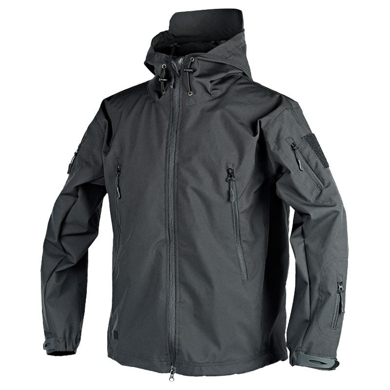 Taktische Outdoorjacke in Schwarz mit Kapuze und mehreren Reißverschlusstaschen