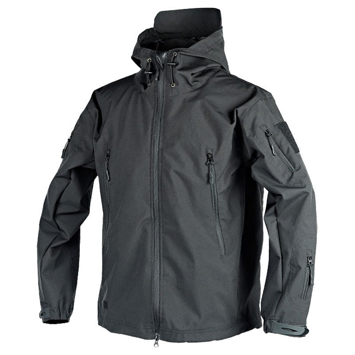 Taktische Outdoorjacke in Schwarz mit Kapuze und mehreren Reißverschlusstaschen
