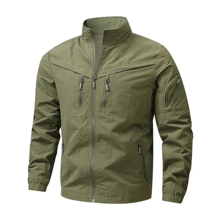 Herren Fieldjacke in Oliv mit Stehkragen und mehreren Reißverschlusstaschen