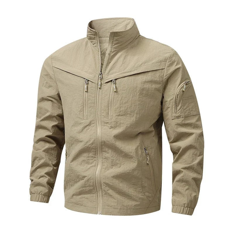 Sandfarbene Herrenjacke mit Reißverschluss und funktionalen Brusttaschen