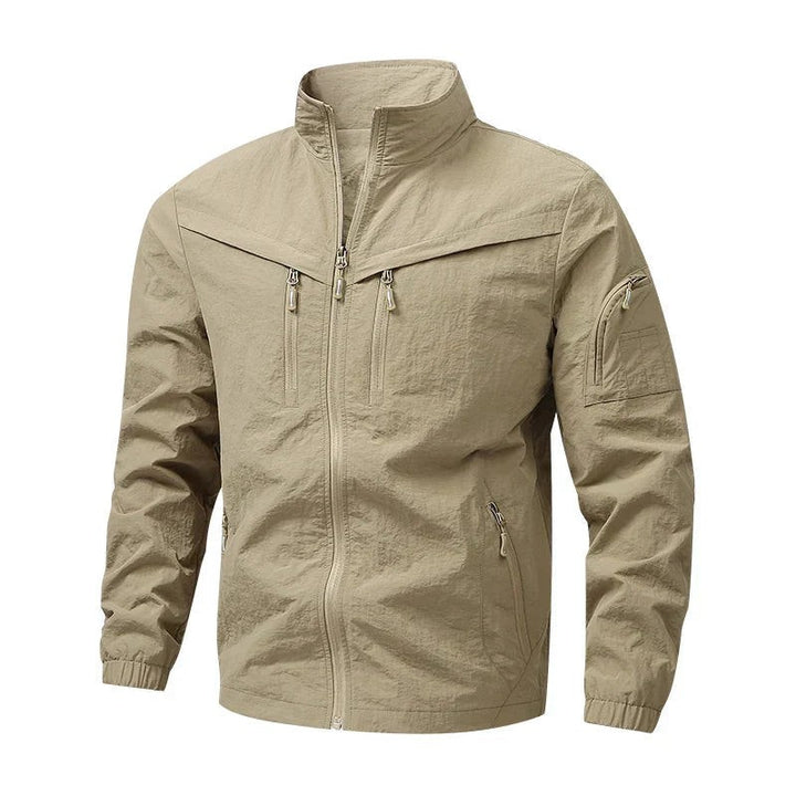 Sandfarbene Herrenjacke mit Reißverschluss und funktionalen Brusttaschen