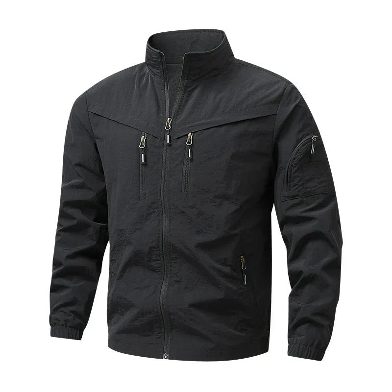 Schwarze Herrenjacke mit mehreren Zippertaschen und sportlichem Schnitt