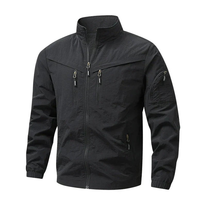 Schwarze Herrenjacke mit mehreren Zippertaschen und sportlichem Schnitt