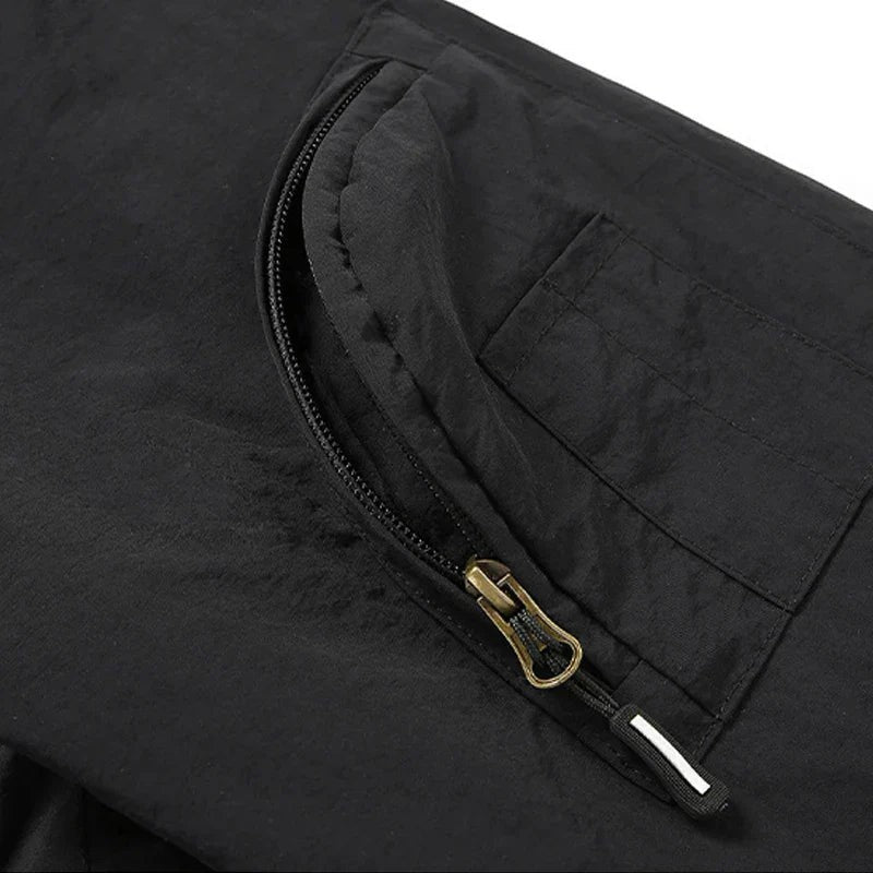 Detailansicht der Ärmeltasche mit Reißverschluss an schwarzer Fieldjacke