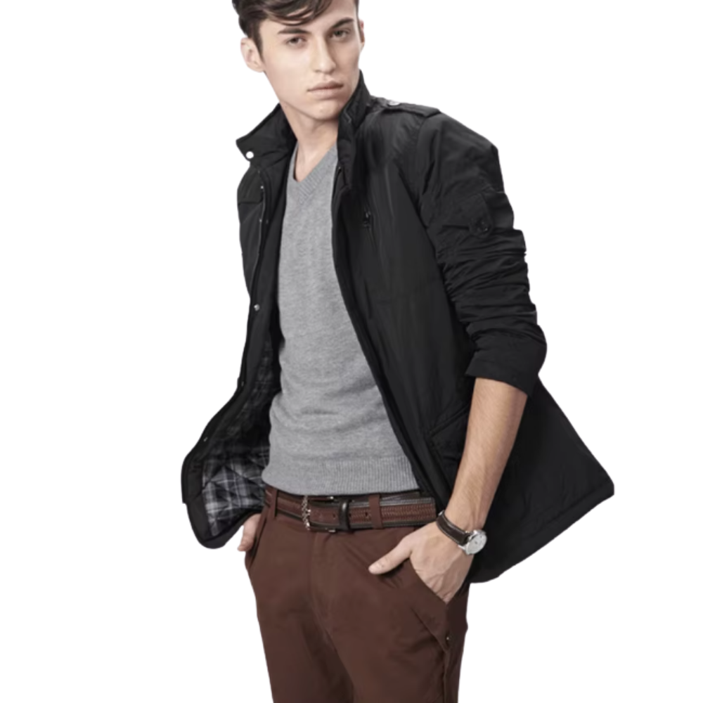 Schwarze Herrenjacke kombiniert mit grauem Pullover und brauner Hose
