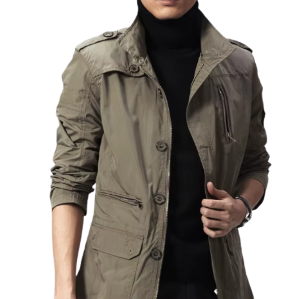 Nahaufnahme der khakifarbenen Jacke mit Brusttasche und Knöpfen