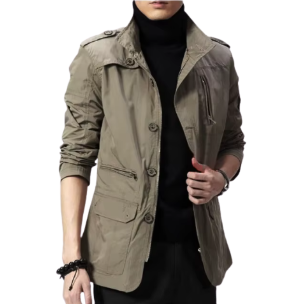 Beige Herrenjacke mit Stehkragen über schwarzem Rollkragenpullover