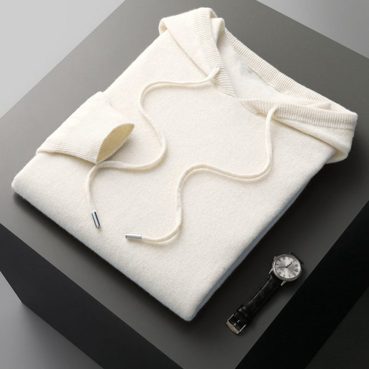 Cremeweißer Kapuzenpullover aus Strick gefaltet mit Kordelzug und Uhr