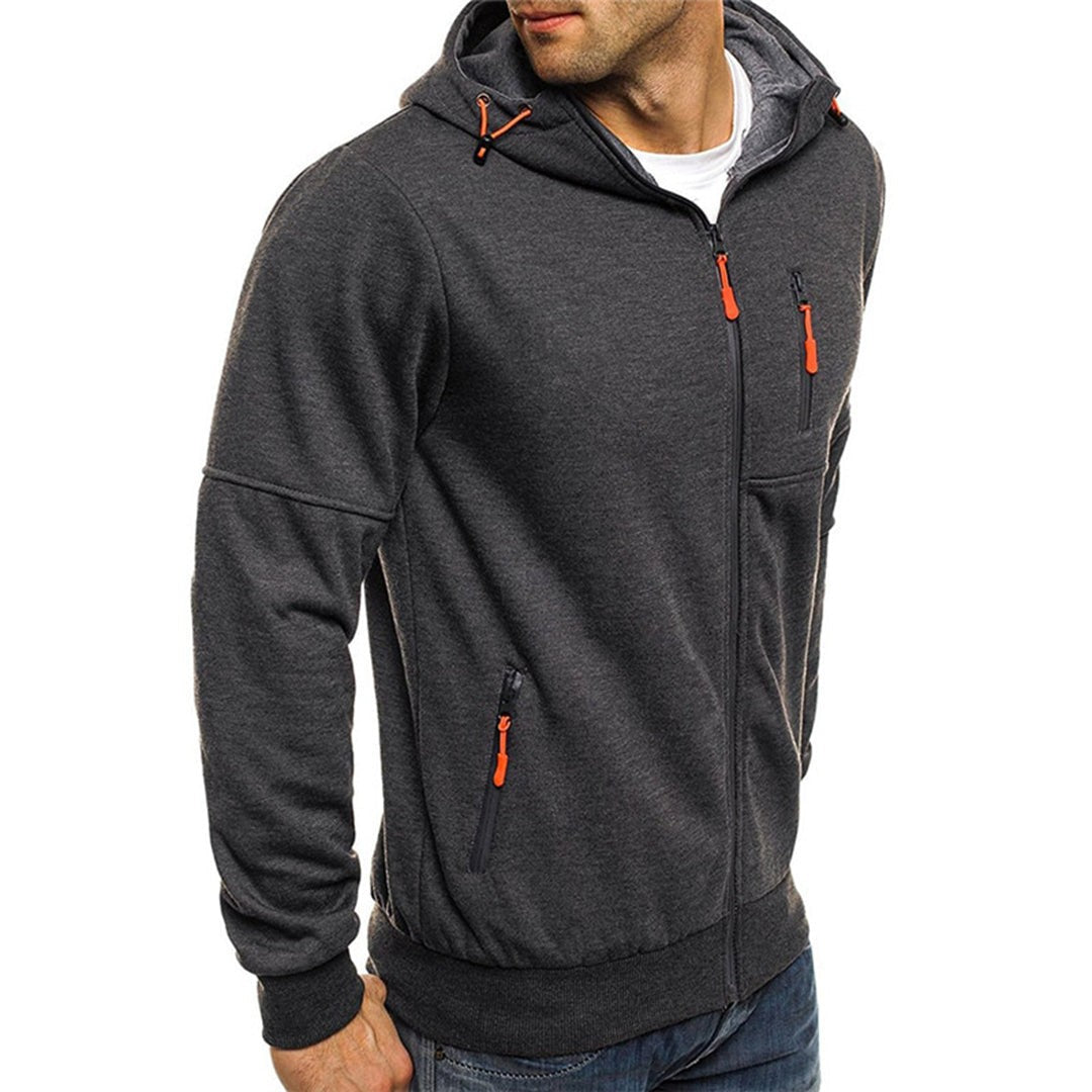 Dunkelgrauer Kapuzenpullover mit orangen Akzenten, Nahaufnahme am Modell