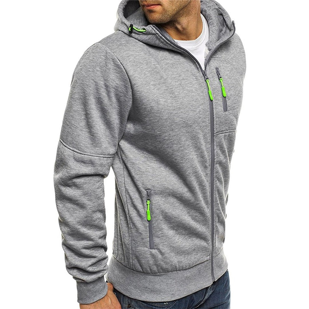 Hellgrauer Zip-Hoodie mit grünen Details, seitliche Ansicht am Modell