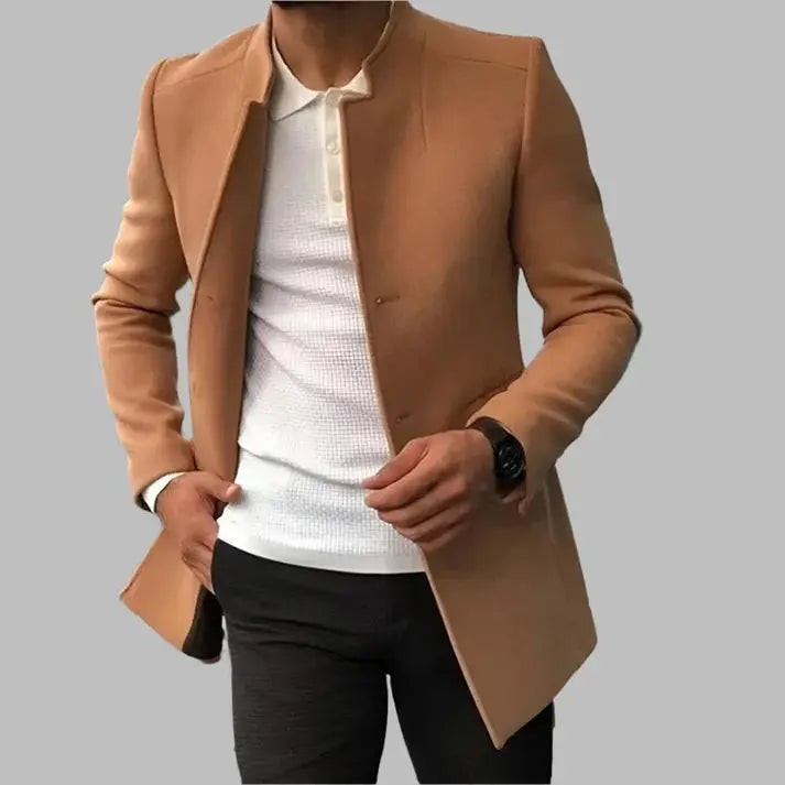 Kurzer Herrenmantel in Camel mit Stehkragen und schlanker Passform
